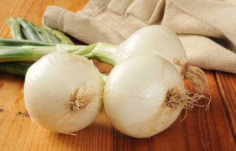 Fresh,Spring,Onions,With,Tops,On,A,Cutting,Board