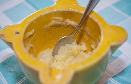 Homemade,Aioli,Sauce,In,Classic,Container