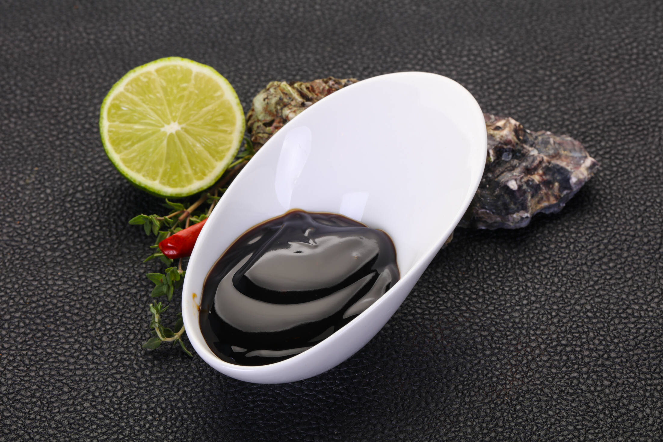 Traditional,Oyster,Sauce,In,The,Bowl