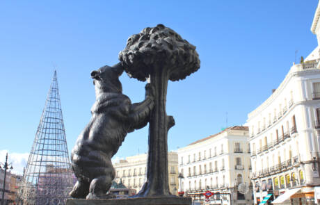 Madrid,,Spain,-,December,03,,2012:,Statue,Of,Bear,And