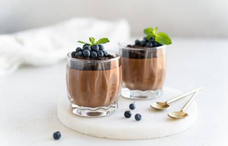 Healthy,Vegan,Chocolate,Mousse,With,Fresh,Blueberry,And,Mint,In