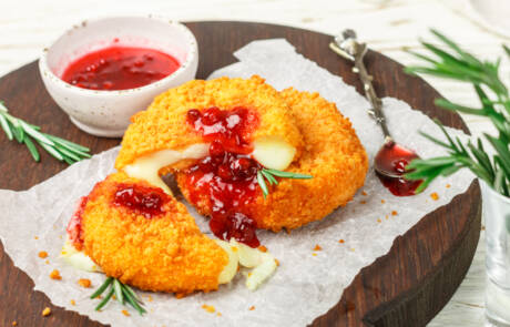 Baked,Or,Fried,Camembert,Or,Brie,Cheese,With,Cranberry,And