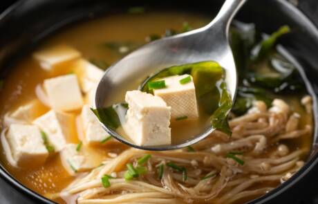 Rich,Miso,Soup,With,Enoki,Mushrooms,,Wakame,Seaweed,And,Tofu,